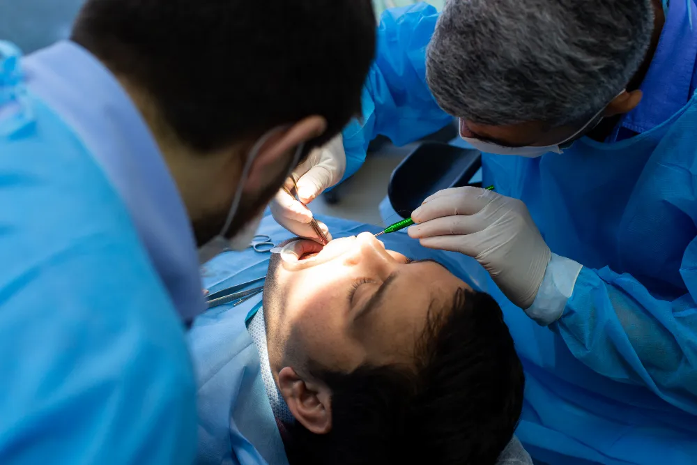 Extração de Cisos e Frenectomia - Niterói // Implantes Dentários Extração de Cisos e Frenectomia - Niterói // Implantes Dentários