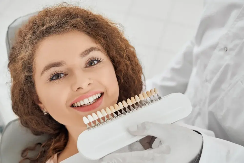 Reabilitação oral com coroas em cerâmica: estética e durabilidade
